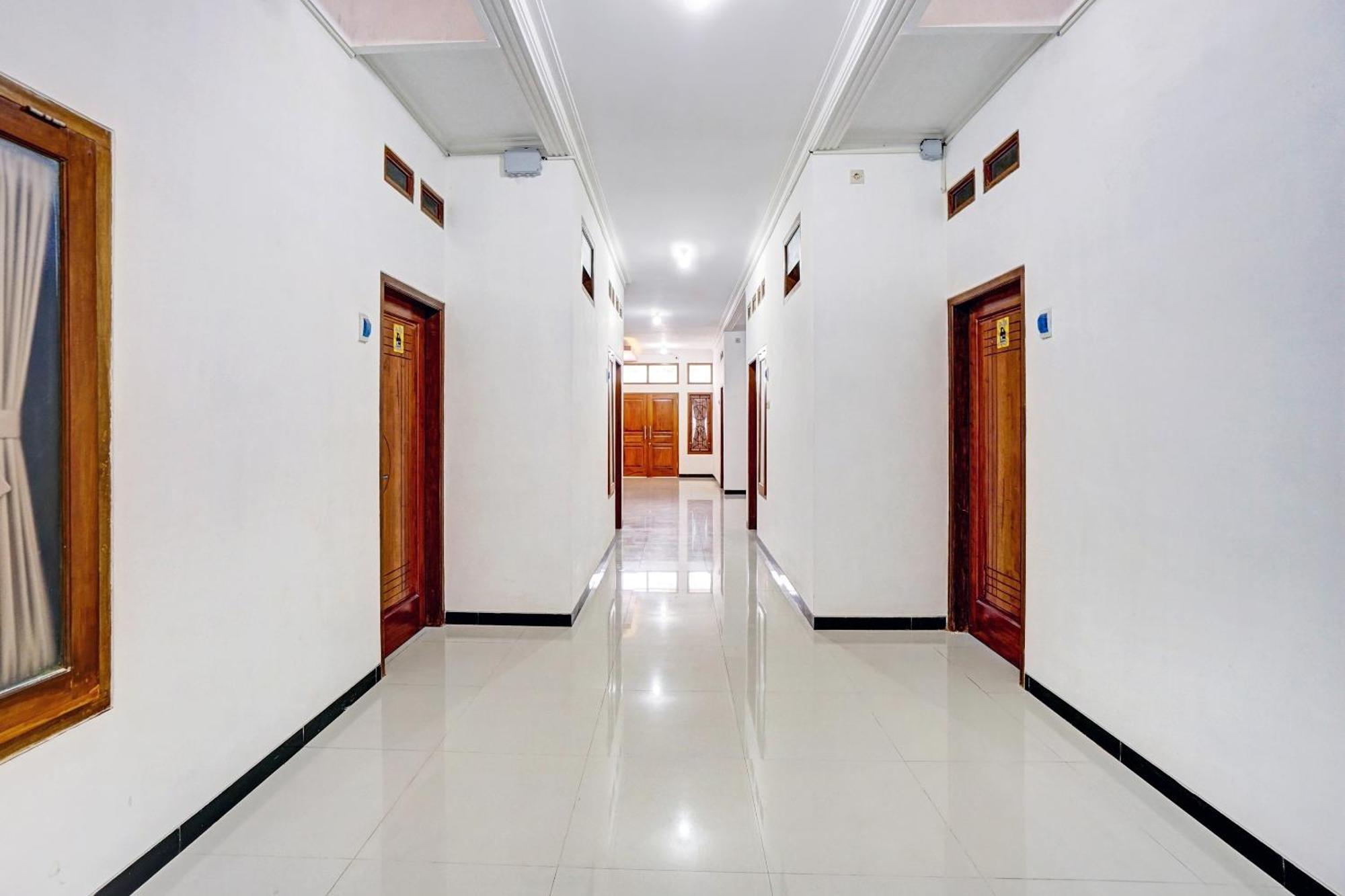 Avisha Guest House Syariah Маланг Екстериор снимка