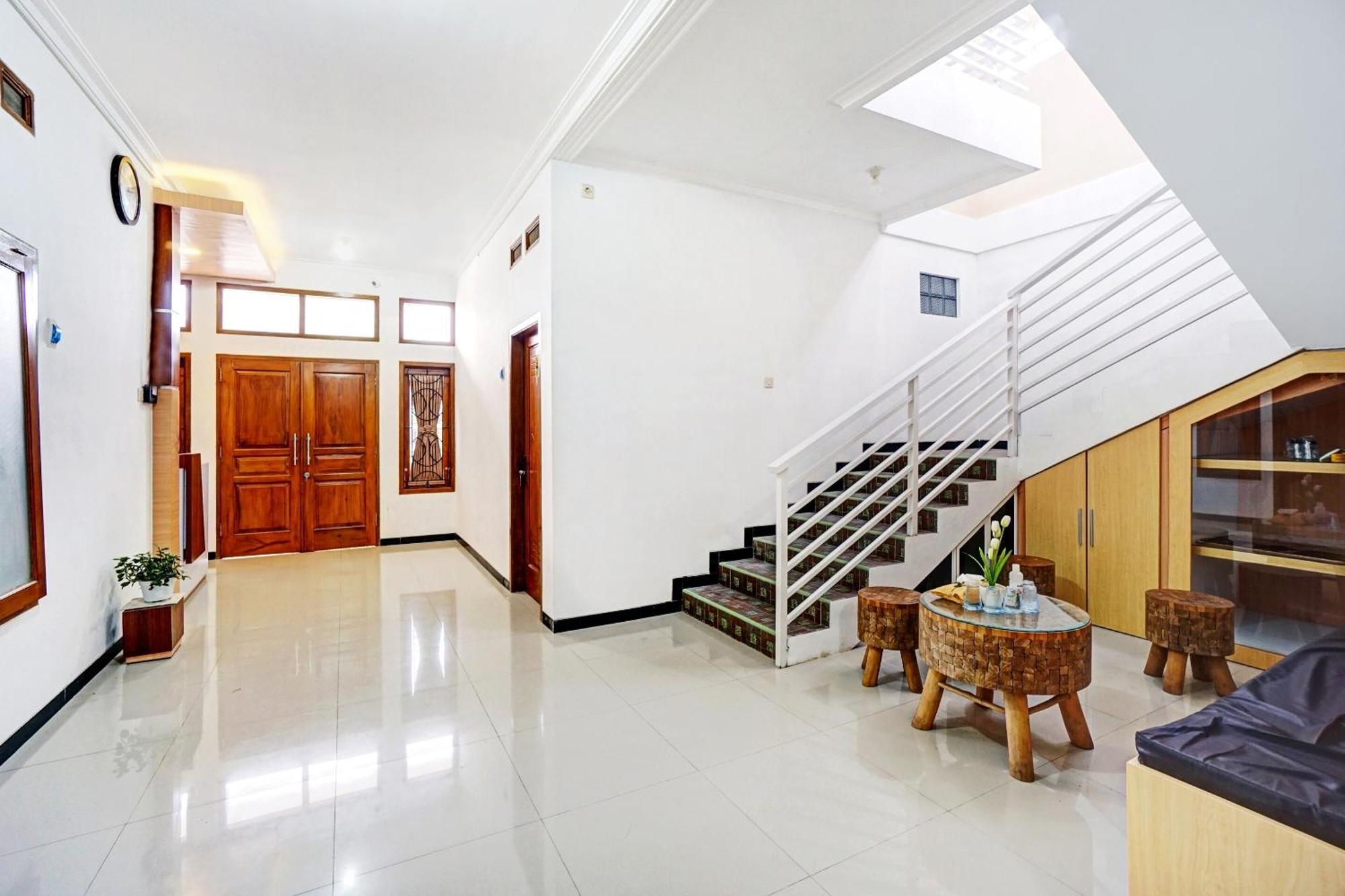 Avisha Guest House Syariah Маланг Екстериор снимка